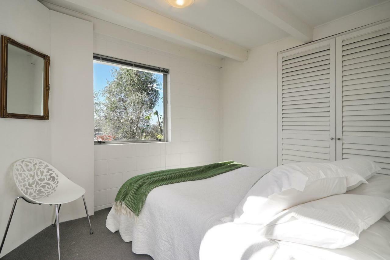 Retro Living - Lush Garden Apartment Christchurch Luaran gambar